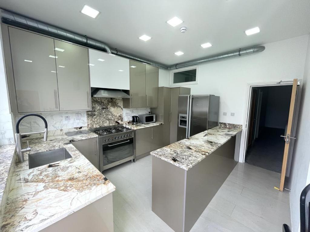 Отель 371 Cranbrook Rd Ig2 Илфорд Экстерьер фото