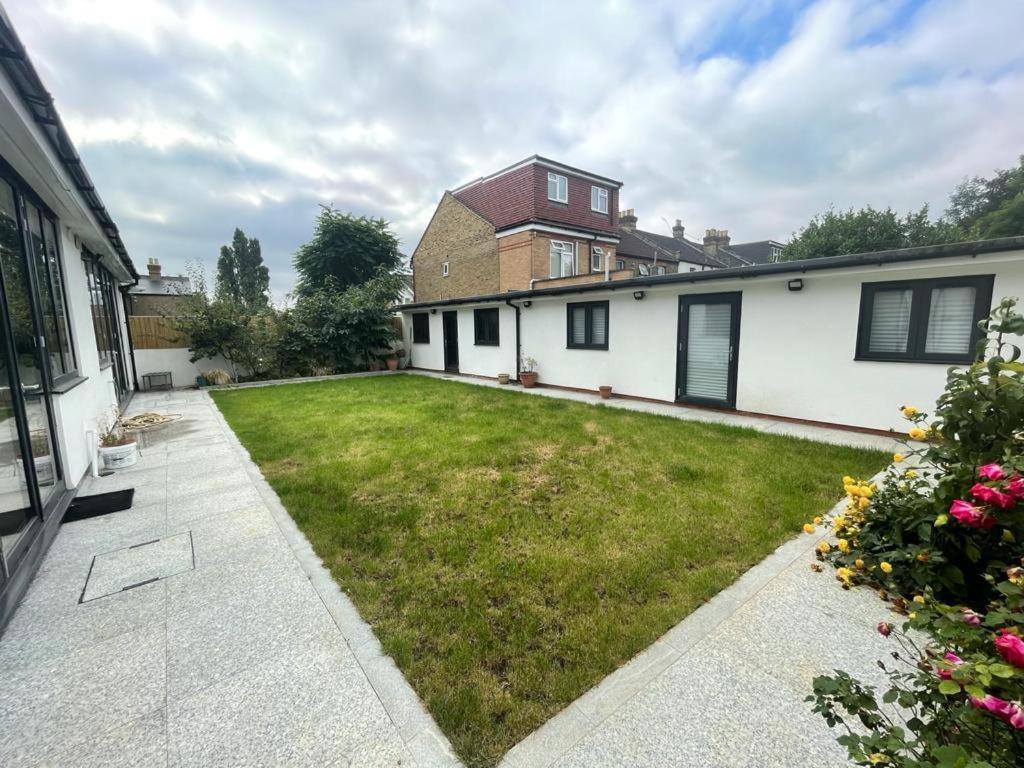 Отель 371 Cranbrook Rd Ig2 Илфорд Экстерьер фото